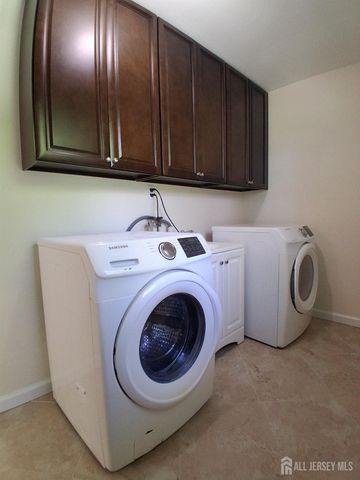 6 Flower Road, Franklin Twsp, NJ 08873