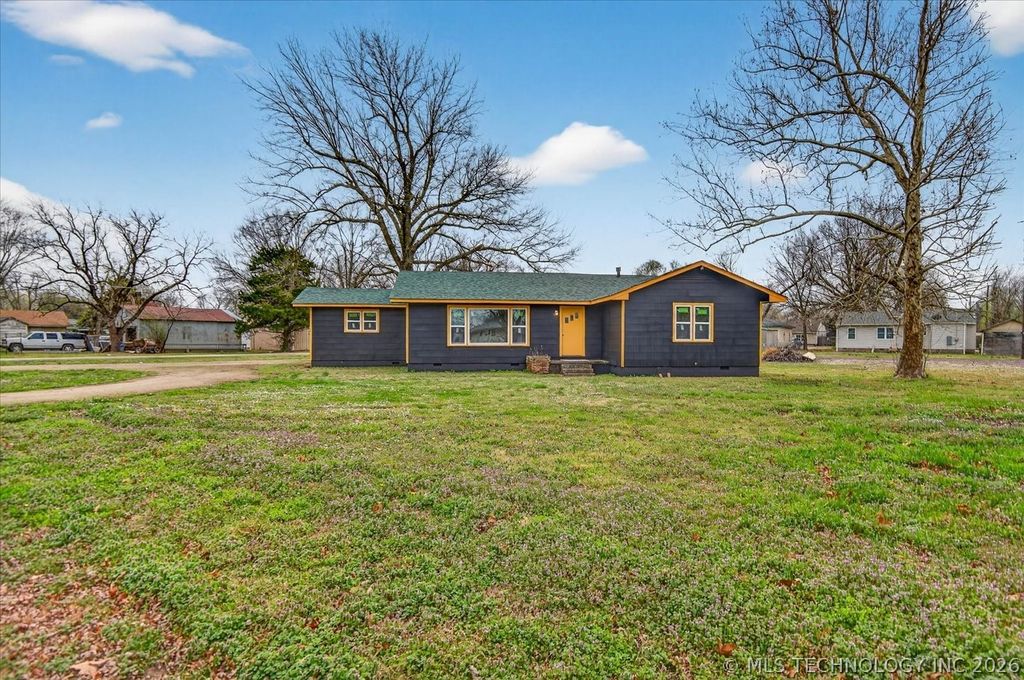 507 W Russell Avenue, Nowata, OK 74048