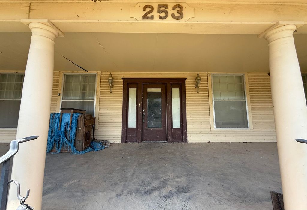 Image 10 of property listing at 253 N Sims Avenue, Paint Rock, TX 76866
