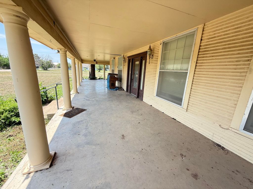 Image 11 of property listing at 253 N Sims Avenue, Paint Rock, TX 76866