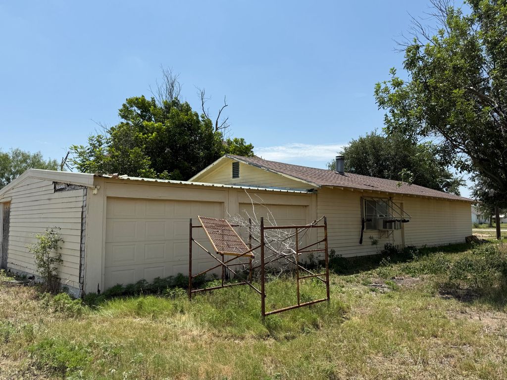 Image 7 of property listing at 253 N Sims Avenue, Paint Rock, TX 76866
