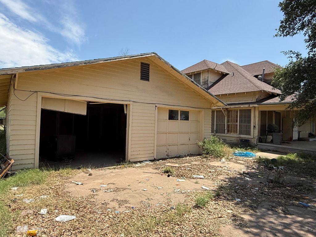 Image 8 of property listing at 253 N Sims Avenue, Paint Rock, TX 76866