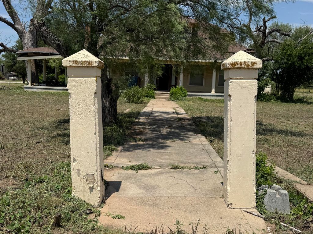 Image 9 of property listing at 253 N Sims Avenue, Paint Rock, TX 76866