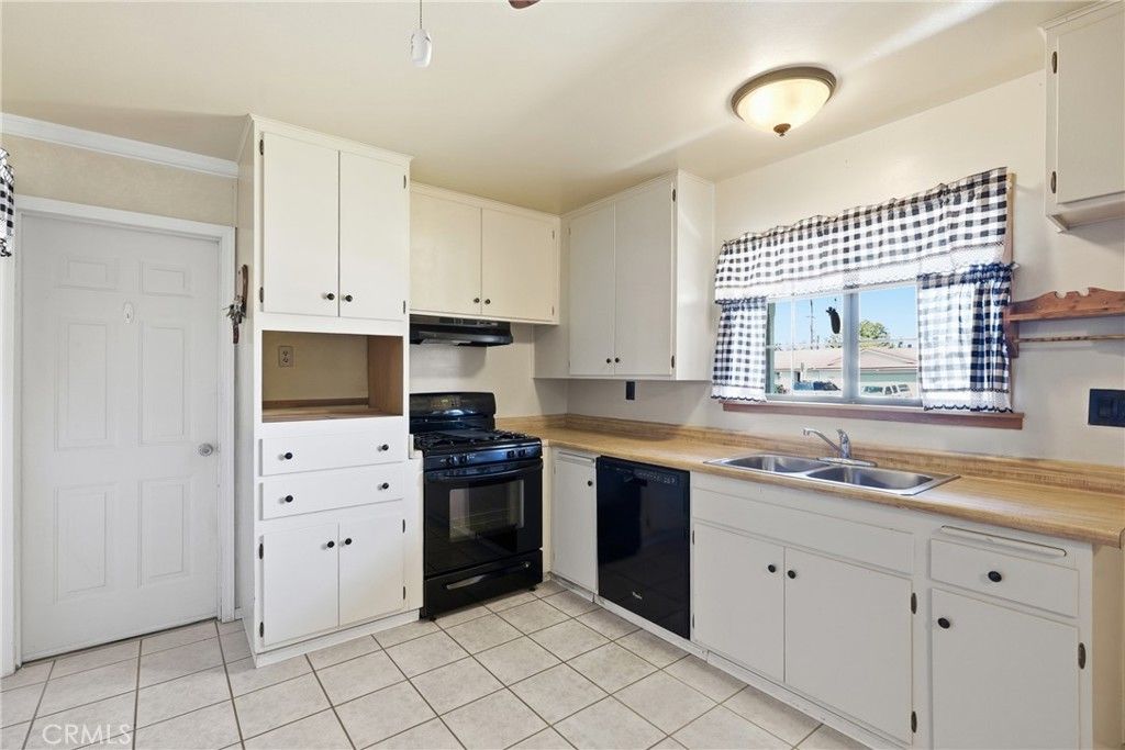 Image 9 of property listing at 1355 Via Del Carmel, Santa Maria, CA 93455