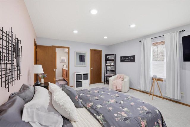 8755 W Meadow LANE, Franklin, WI 53132