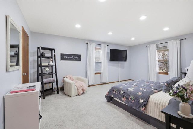 8755 W Meadow LANE, Franklin, WI 53132