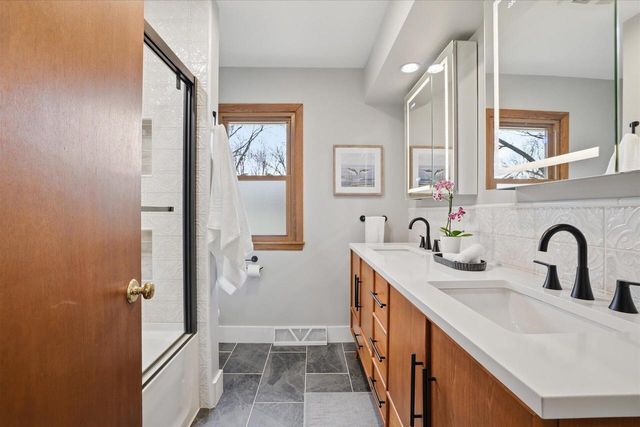 8755 W Meadow LANE, Franklin, WI 53132