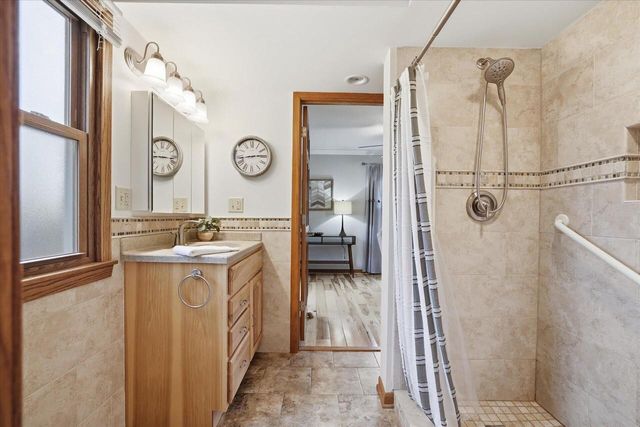 8755 W Meadow LANE, Franklin, WI 53132