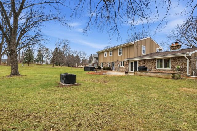 8755 W Meadow LANE, Franklin, WI 53132
