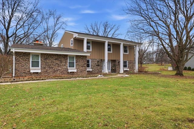 8755 W Meadow LANE, Franklin, WI 53132