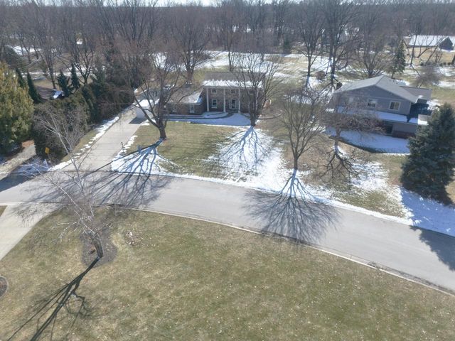 8755 W Meadow LANE, Franklin, WI 53132