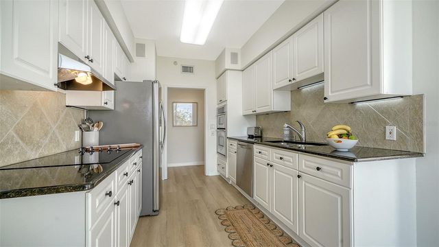 1800 BENJAMIN FRANKLIN DRIVE B308, Sarasota, FL 34236