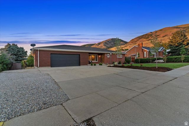 555 E PAGES LN, Centerville, UT 84014