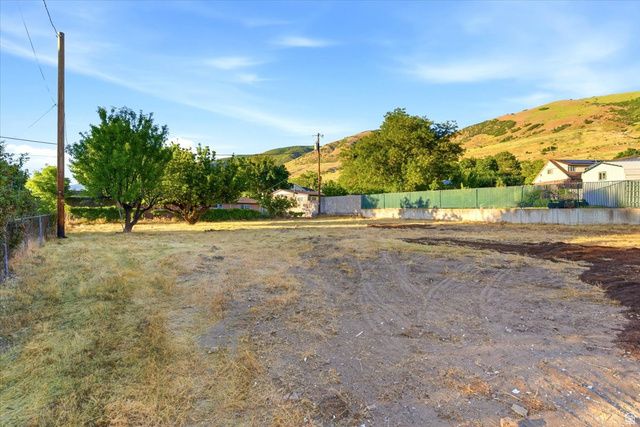 555 E PAGES LN, Centerville, UT 84014