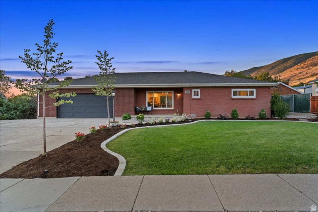 555 E PAGES LN, Centerville, UT 84014