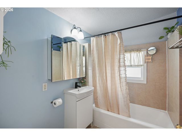 7922 N IVANHOE St, Portland, OR 97203