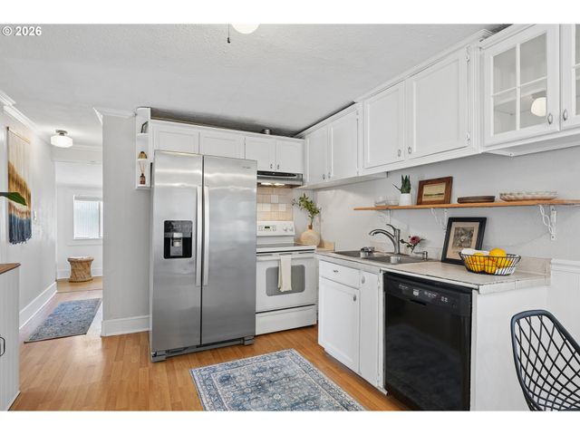 7922 N IVANHOE St, Portland, OR 97203