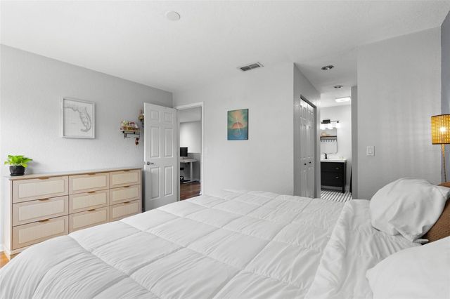 484 SANTA CRUZ PLACE NE E, St Petersburg, FL 33703