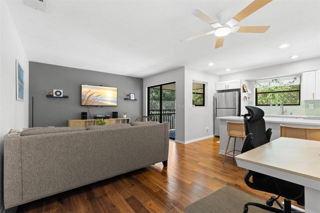 484 SANTA CRUZ PLACE NE E, St Petersburg, FL 33703