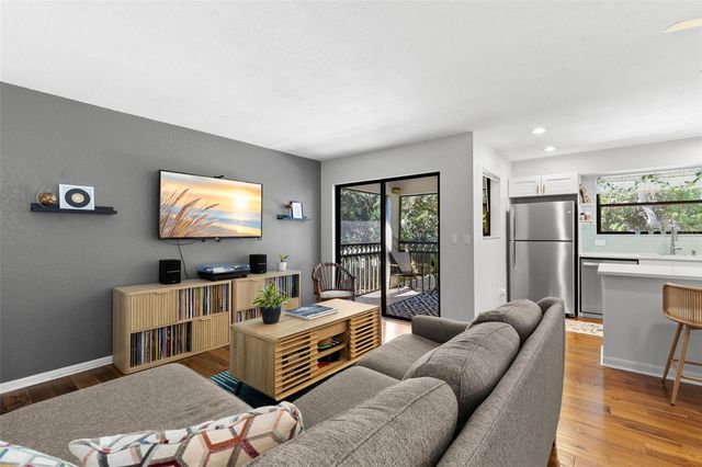 484 SANTA CRUZ PLACE NE E, St Petersburg, FL 33703