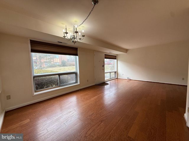 10163 FAIR WOODS DR, Fairfax, VA 22030