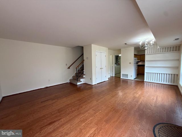 10163 FAIR WOODS DR, Fairfax, VA 22030