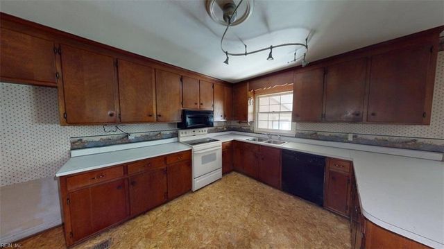110 Joanne DR, Seaford, VA 23696