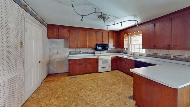 110 Joanne DR, Seaford, VA 23696
