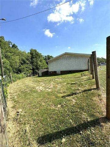 3028 Quaker Church Road, Pinnacle, NC 27043