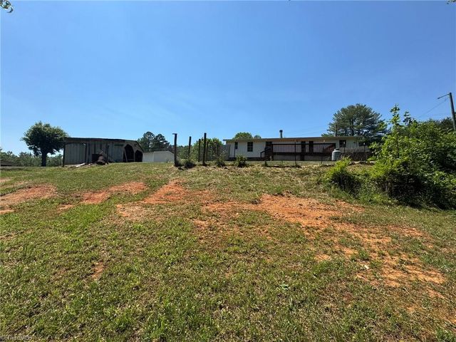 3028 Quaker Church Road, Pinnacle, NC 27043