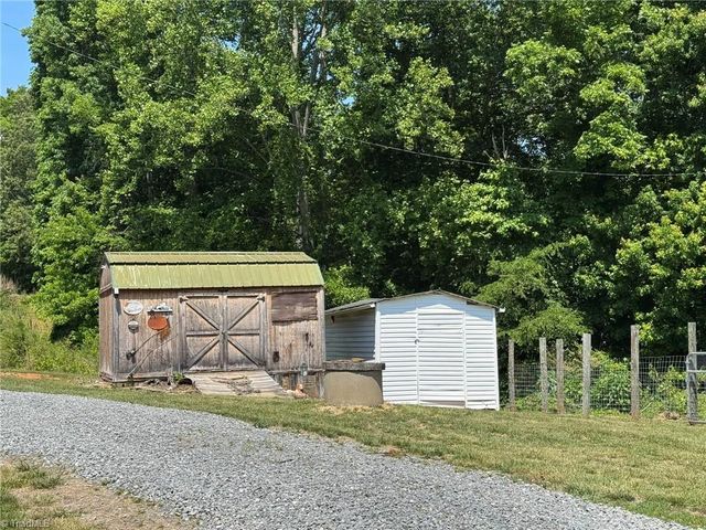 3028 Quaker Church Road, Pinnacle, NC 27043