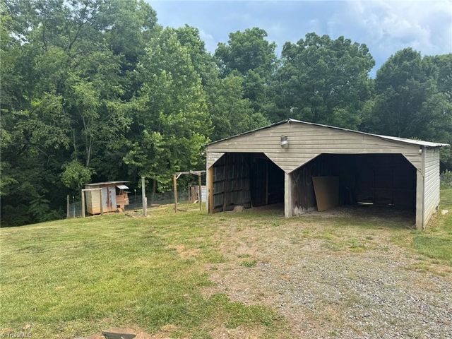 3028 Quaker Church Road, Pinnacle, NC 27043