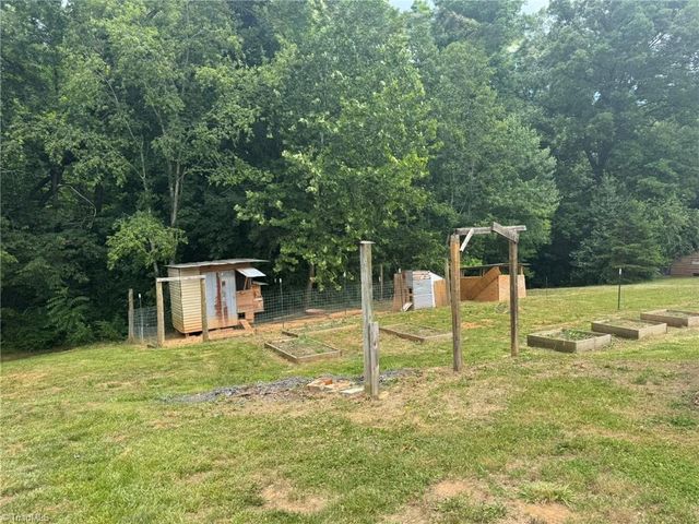 3028 Quaker Church Road, Pinnacle, NC 27043