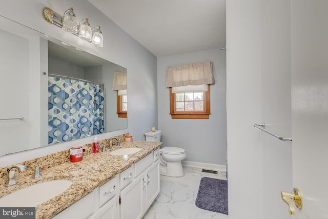 74 TWIN PONDS DR, Sewell, NJ 08080