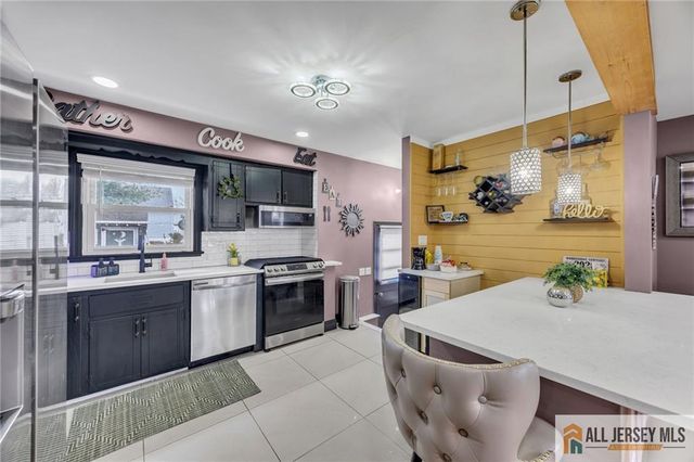 165 Crescent Avenue, Woodbridge Proper, NJ 07095