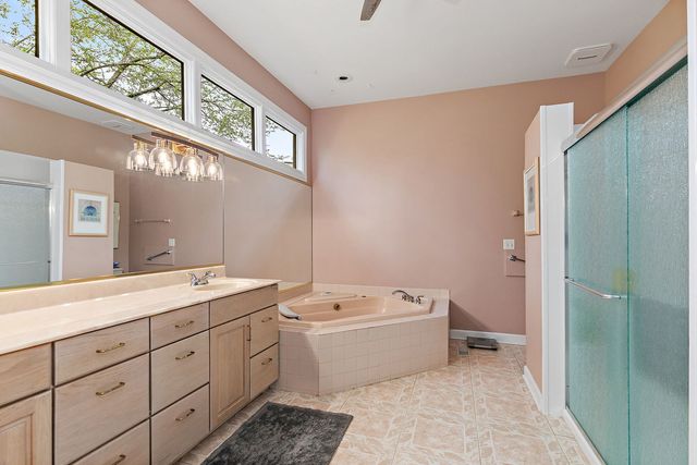 3 Sunvalley Court, Lake In The Hills, IL 60156