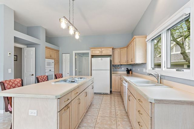 3 Sunvalley Court, Lake In The Hills, IL 60156