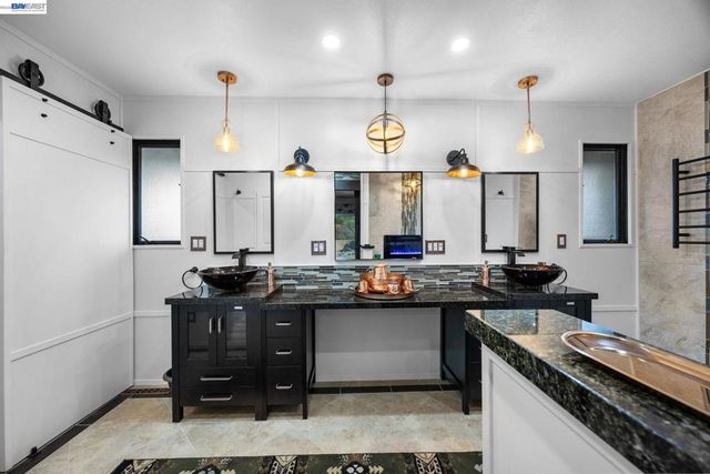 699 Fiesta Pl, Hayward, CA 94544