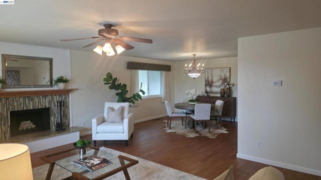 699 Fiesta Pl, Hayward, CA 94544