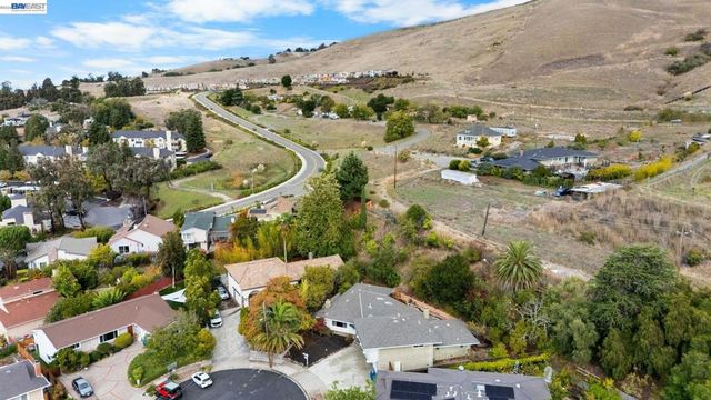 699 Fiesta Pl, Hayward, CA 94544