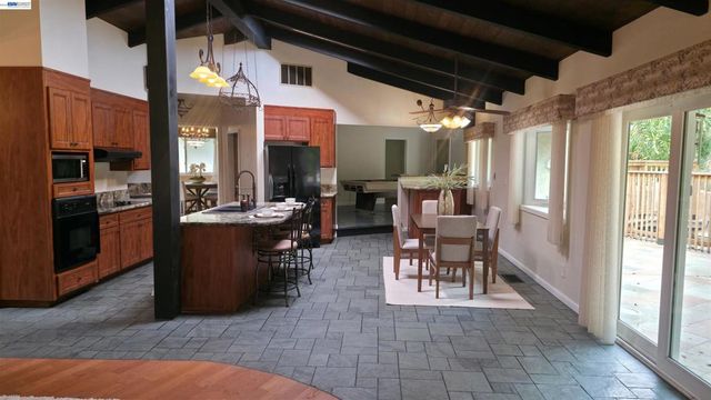 699 Fiesta Pl, Hayward, CA 94544