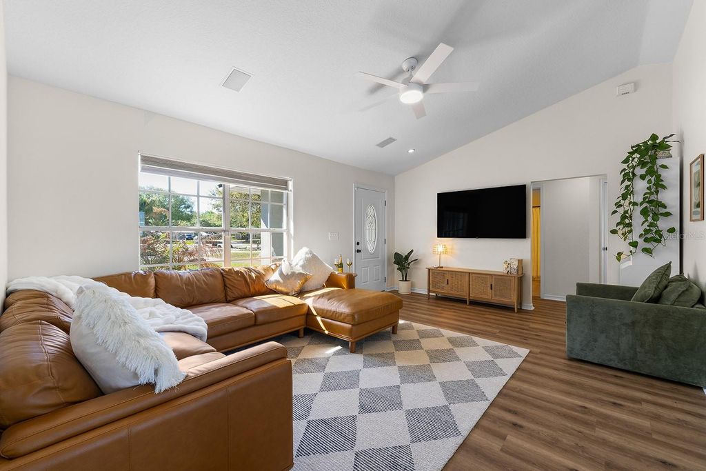 Image 11 of property listing at 9914 JANETTE LANE, Clermont, FL 34711