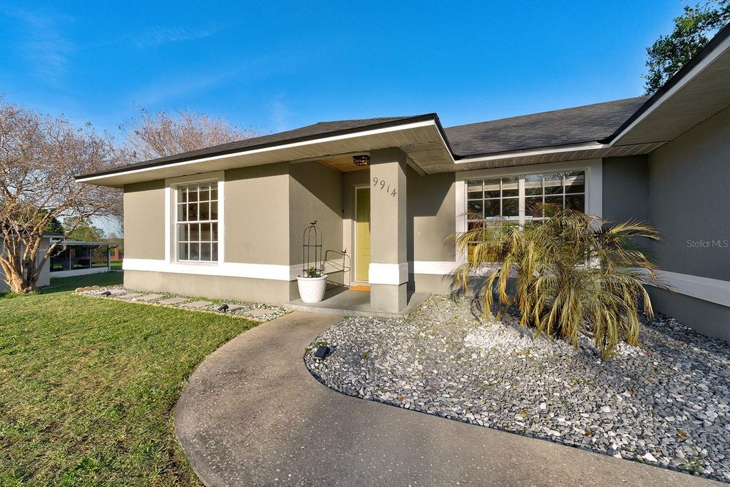 Image 4 of property listing at 9914 JANETTE LANE, Clermont, FL 34711