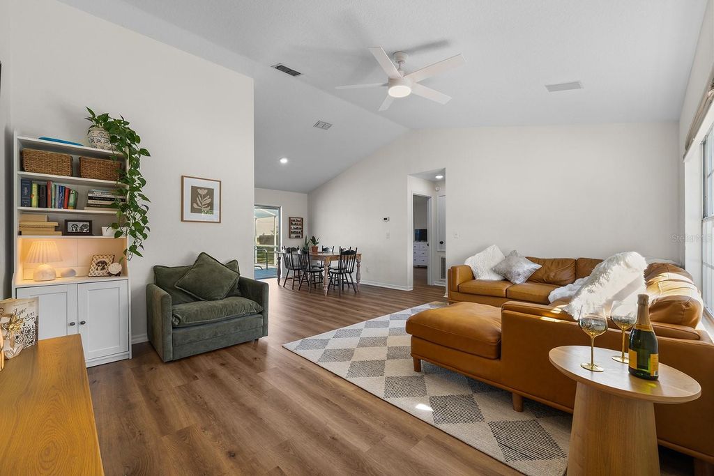 Image 6 of property listing at 9914 JANETTE LANE, Clermont, FL 34711