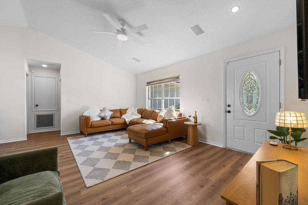 Image 8 of property listing at 9914 JANETTE LANE, Clermont, FL 34711