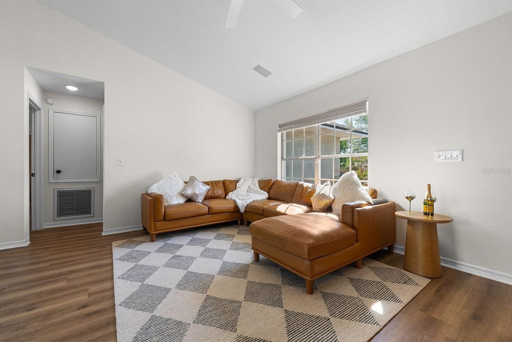 Image 9 of property listing at 9914 JANETTE LANE, Clermont, FL 34711