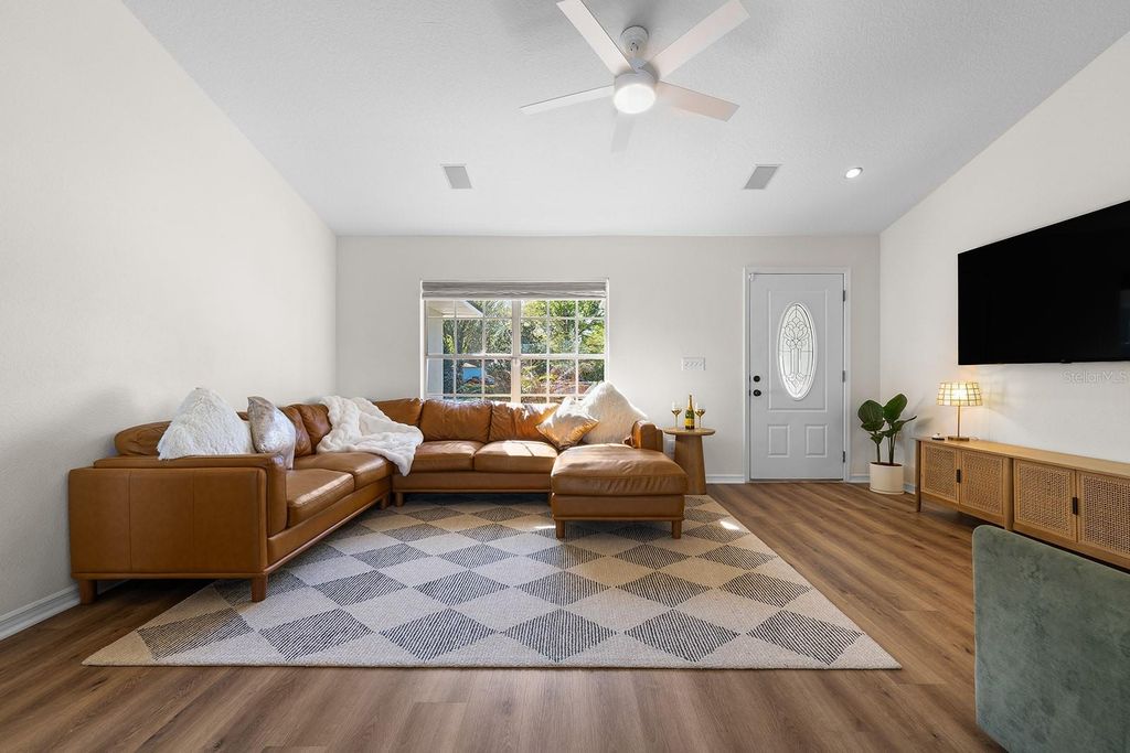 Image 10 of property listing at 9914 JANETTE LANE, Clermont, FL 34711