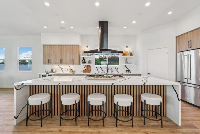 1860 Illion, San Diego, CA 92110