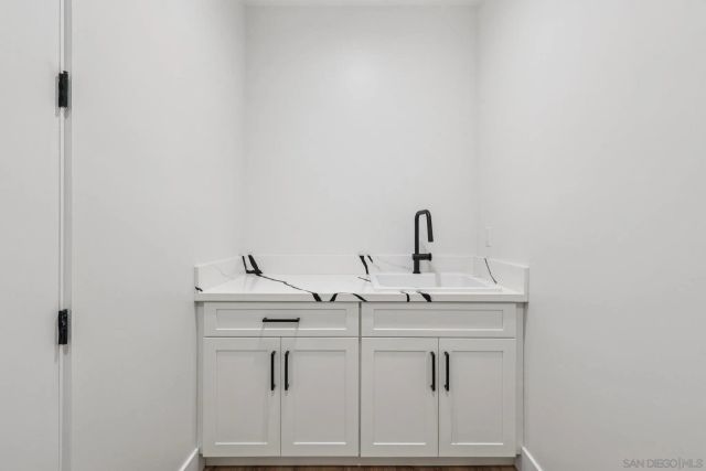 1860 Illion, San Diego, CA 92110