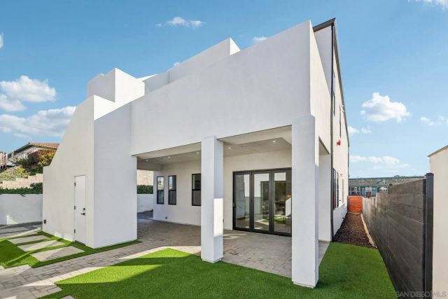 1860 Illion, San Diego, CA 92110